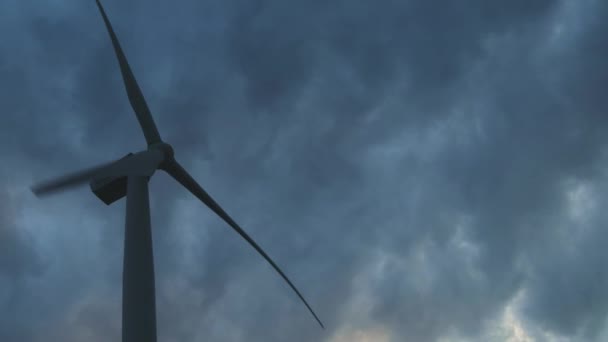 Wind turbine in een groot windmolenpark op de Krim. Productie van hernieuwbare elektrische energie. Zware donkere wolken. Het concept van milieuvervuiling, nieuwe technologieën voor alternatieve energie — Stockvideo