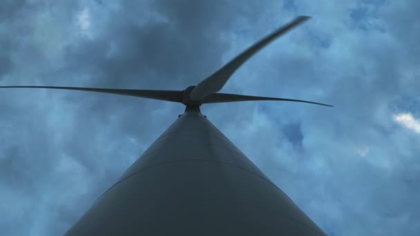 Turbina eolica in un grande parco eolico in Crimea. Produzione di energia elettrica rinnovabile. Pesanti nuvole scure. Il concetto di inquinamento ambientale, nuove tecnologie di energie alternative — Video Stock