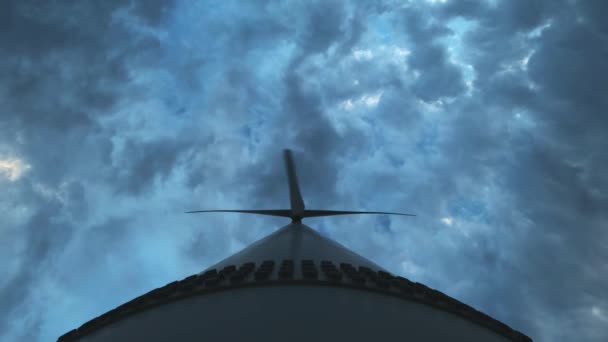 Close-up: Wind turbines produce environmental energy. The concept of environmental pollution, new technologies of alternative energy. General plan, evening, overcast. — Stock Video