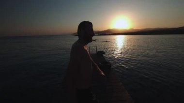 Genç milenyal otantik hipster adam muhteşem doğal c, temiz taze kelime ile dağ alp Gölü ahşap tahta üzerinde hızlı çalışır. komik bomba şekilde atlar. Yaz gezisi zevk alır.