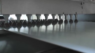 Çikolata çikolata üretimi - gıda endüstrisi süreci. Üretim hattında bir sürü çikolata var.