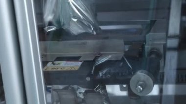 Bir üretim hattında tatlı paketleri. Modern Termo-ambalaj. Konveyör bant sistemine parsel römork boşaltma.
