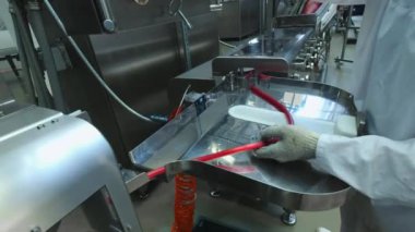 Karamel şeker imalatı. lolipop yapma. Karamel tatlıüretimi. Lolipoplar üretim hattında. Uzun karamel kütlesi