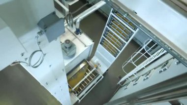 Makarna Fabrikası ve makarna üretim aşamaları. Modern gıda üretim fabrikasında makine ünitesinden Kuru makarna dökülmesini kapatın. Makarna üretimi için konveyör hattı. Iş yerinde Makarna Fabrikası.