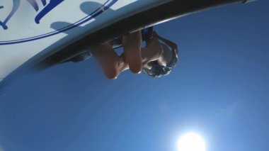 Yakışıklı genç adam bir tekne veya yattan denize ya da okyanusa atlıyor. Arkadaşlarıyla yaz tatili. Turistler eğlenir ve dalın. Yavaş çekim