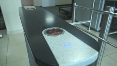 bir adam bir iş merkezi veya ofis binasına bir elektronik turnike geçer. İnsanlar ofiste plastik kart ile elektronik turnike geçmek.
