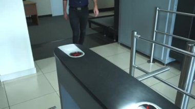 bir adam bir iş merkezi veya ofis binasına bir elektronik turnike geçer. İnsanlar ofiste plastik kart ile elektronik turnike geçmek.