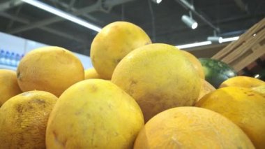 Süpermarket: mağazanın taze ürünler bölümünün kayan çekimi. Çiftçiler pazarında Satılık egzotik meyveler ve organik sebzeler.