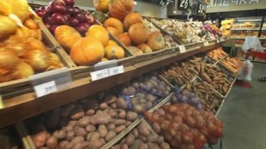 Süpermarkette raflarda birçok farklı sebze