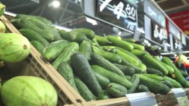Süpermarkette raflarda birçok farklı sebze. Salatalık, lahana, turp, domates.