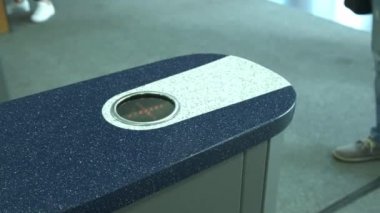 bir adam bir iş merkezi veya ofis binasına bir elektronik turnike geçer. İnsanlar ofiste plastik kart ile elektronik turnike geçmek.