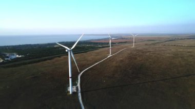 Rüzgar türbini. Yenilenebilir enerji, sürdürülebilir kalkınma, çevre dostu konsept. Yukarıdan bak. Hava. Drone 4k