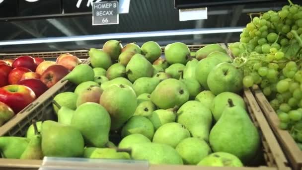 Много яблок красного и зеленого цвета. Куча яблок лежит в супермаркете, размах камеры — стоковое видео