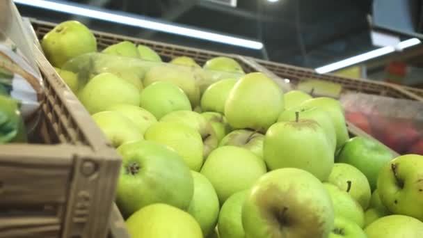 Viele Äpfel rot und grün. ein Bündel Äpfel liegt im Supermarkt, Kamera-Spannweite — Stockvideo