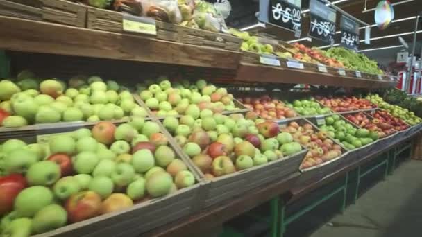 很多苹果是红的和绿色的。一堆苹果躺在超市里，摄像机跨度 — 图库视频影像