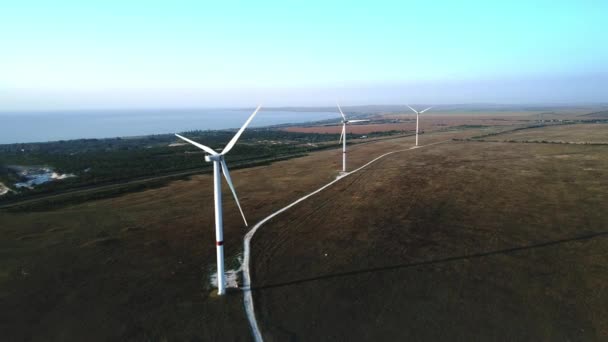 Turbina eólica. Energía renovable, desarrollo sostenible, concepto respetuoso del medio ambiente. Vista desde arriba. Aérea. Drone 4k — Vídeo de stock