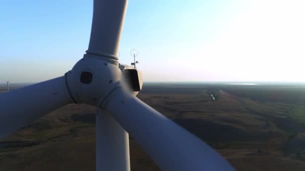 Крупный план ветряной турбины. Воздушная ветряная турбина, движущаяся над белой современной конструкцией ветряной турбины, является устройством, которое преобразует кинетическую энергию ветра в электрическую. — стоковое видео