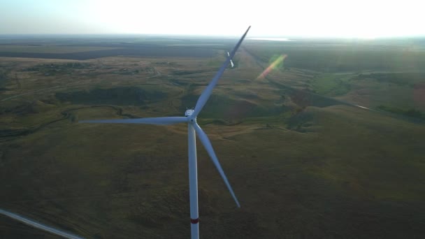 Turbina eólica. Energía renovable, desarrollo sostenible, concepto respetuoso del medio ambiente. Vista desde arriba. Aérea. Drone 4k — Vídeo de stock