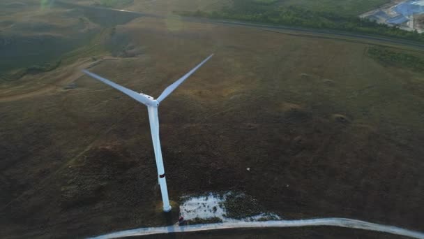 Turbina eólica. Energía renovable, desarrollo sostenible, concepto respetuoso del medio ambiente. Vista desde arriba. Aérea. Drone 4k — Vídeo de stock