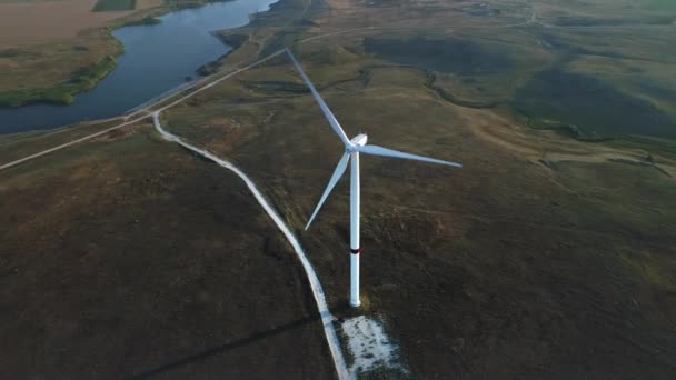 Turbina eólica. Energias renováveis, desenvolvimento sustentável, conceito favorável ao ambiente. Vista de cima. Aéreo. Drone 4k — Vídeo de Stock