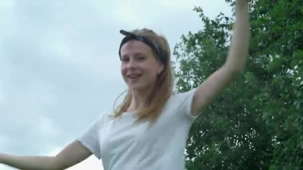 Jeune belle fille dans le parc danse plaisir dans le parc — Video