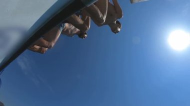 Yakışıklı genç adam bir tekne veya yattan denize ya da okyanusa atlıyor. Arkadaşlarıyla yaz tatili. Turistler eğlenir ve dalın. Yavaş çekim