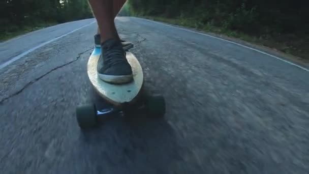 Nahaufnahme Skateboarder Junge, der im Freien reitet. Ein junger Mann fährt auf einem Longboard auf der Autobahn. neblige Straße im Wald — Stockvideo