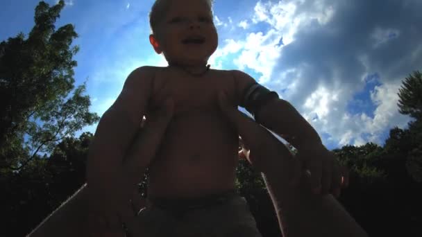 Enfant garçon entre les mains de son père. Le père vomit le fils. Père vomit l'enfant. Câlins de famille dans la nature en forêt — Video