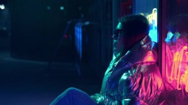 Kürk gözlük genç moda genç kız sokak neon mavi pembe işareti ile aydınlatılmış sakız üfleme, trendy gece ışık güzel bin yıllık kadın 80s kavramı geri kızdırma