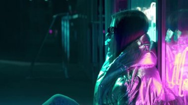 Kürk gözlük genç moda genç kız sokak neon mavi pembe işareti ile aydınlatılmış sakız üfleme, trendy gece ışık güzel bin yıllık kadın 80s kavramı geri kızdırma
