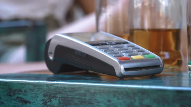 NFC-Kreditkartenzahlung. Männliche Hand des Kunden, der mit kontaktloser Kreditkarte mit NFC-Technologie bezahlt. Bankdienstleistungen für elektronisches Geld. Drahtlose Geldtransaktion. Drahtloses Bezahlen — Stockvideo