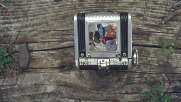 First person view through vintage TLR Twin lens reflex camera viewfinder. Old vintage film camera. The camera on a vintage background. Focus on the image, the girl goes on rails with a dog — Stock Video