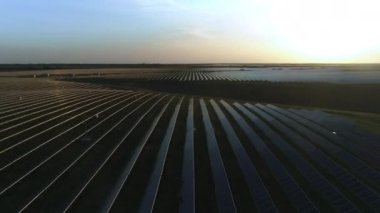 Hava çöl görünümü büyük endüstriyel Güneş Enerjisi Çiftliği konsantre güneş enerjisi üreten. Vahşi doğada ve gün batımında güneş batıyor.