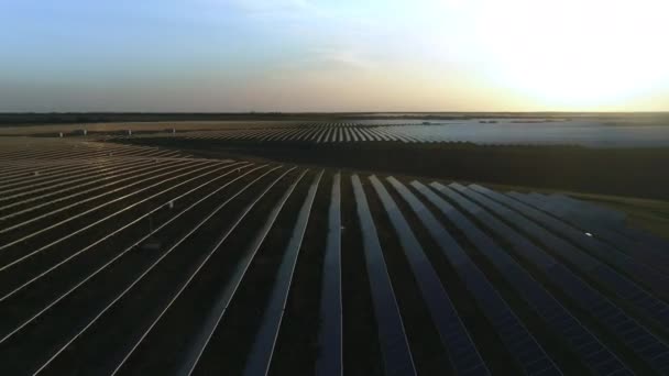 Aerial desert view large industrial Solar Energy Farm producing concentrated solar power. Around the wilderness and the sun sets at sunset. — Stock Video