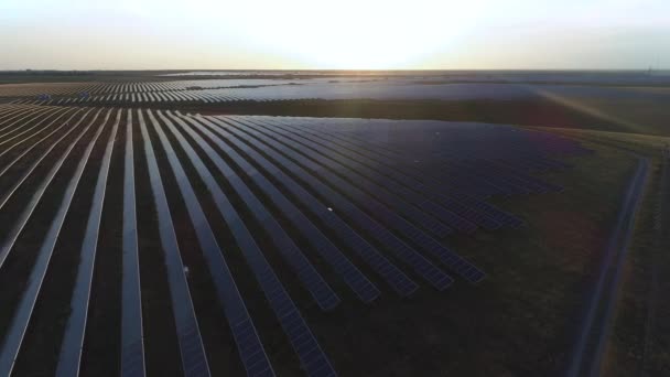 Vista aérea del desierto gran granja industrial de energía solar que produce energía solar concentrada. Alrededor del desierto y el sol se pone al atardecer . — Vídeo de stock
