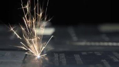 Endüstriyel lazer kesici ile kıvılcım. Metal sıcaklığı büyük bir parça yardımı ile programlanmış robot kafa keser. Yakın çekim