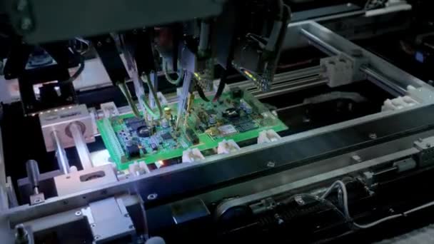 Máquina de fábrica en el trabajo: la placa de circuito impreso se ensambla con brazo robótico automatizado, tecnología montada en superficie que conecta microchips a la placa base. Tiempo de lapso Macro Primer plano Filmación . — Vídeos de Stock