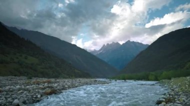 Gürcistan'daki dağ nehrinin manzarası. Tetnuldi Dağı
