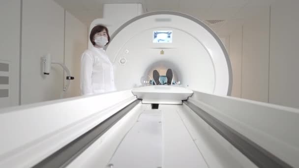 Lékař provádí MRI sken na pacienta na klinice. Ta dívka leží v magnetické rezonanci. Magnetická rezonance při studiu lidského těla. Moderní medicínské technologie — Stock video