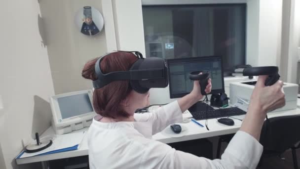 Dokter sungguhan melakukan MRI scan untuk pasien di klinik. Menggunakan teknologi virtual reality dalam kedokteran, augmented reality. Pencitraan resonansi magnetik dalam studi tentang tubuh manusia. — Stok Video