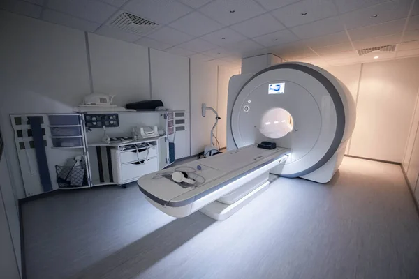 Un sofisticato scanner per risonanza magnetica all'ospedale. Macchina per risonanza magnetica. Interno dell'ospedale. — Foto Stock