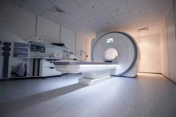 병원에서 정밀 한 MRI 검사를 받았어요. MRI 기계. 내륙 병원. — 스톡 사진