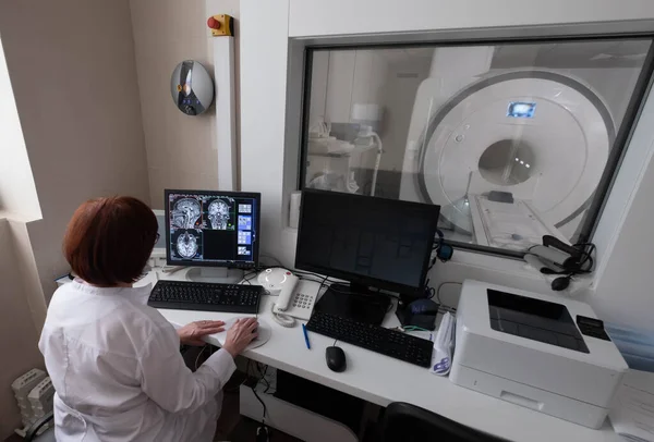 Cientistas profissionais trabalham no Laboratório de Pesquisa Cerebral. Neurologistas Neurocientistas Rodeados por Monitores Mostrando CT, MRI Scans Discutindo e Trabalhando em Computadores Pessoais. — Fotografia de Stock