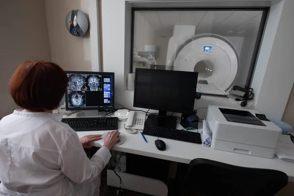 Científicos profesionales trabajan en el Laboratorio de Investigación Cerebral. Neurólogos Neurocientíficos Rodeados de Monitores Mostrando TC, MRI Escanea Tener Discusiones y Trabajar en Computadoras Personales. —  Fotos de Stock