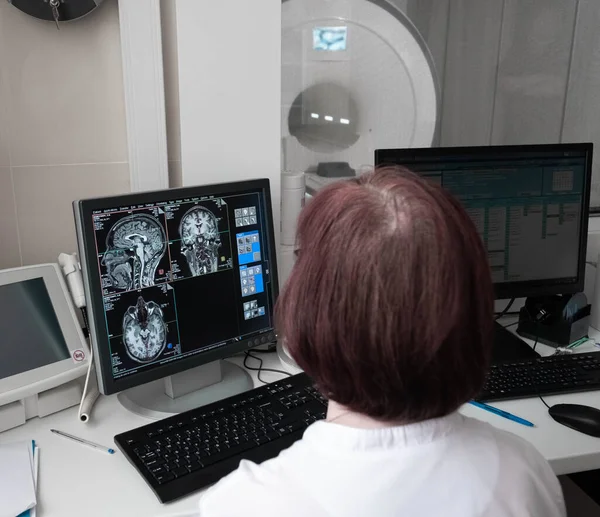 Cientistas profissionais trabalham no Laboratório de Pesquisa Cerebral. Neurologistas Neurocientistas Rodeados por Monitores Mostrando CT, MRI Scans Discutindo e Trabalhando em Computadores Pessoais. — Fotografia de Stock