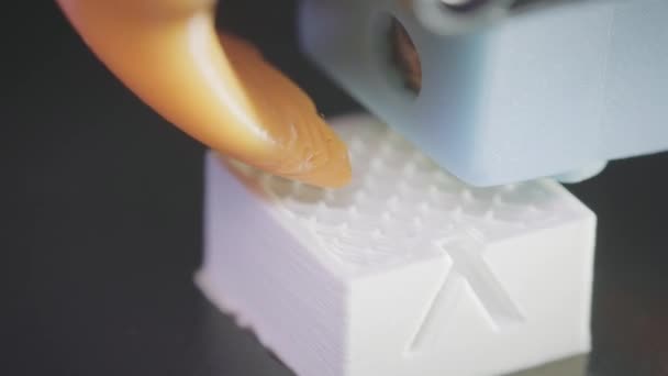 Der 3D-Drucker druckt eine abstrakte Würfelform aus weißem Kunststoff. 3D-Druckerkopf in Aktion. Ein automatischer dreidimensionaler 3D-Drucker verarbeitet Kunststoff. Makro. — Stockvideo