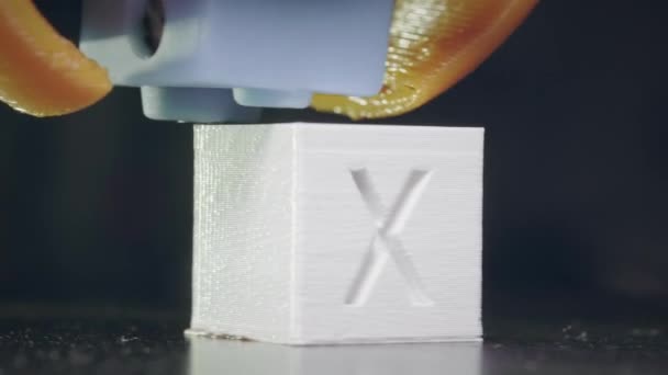 Der 3D-Drucker druckt eine abstrakte Würfelform aus weißem Kunststoff. 3D-Druckerkopf in Aktion. Ein automatischer dreidimensionaler 3D-Drucker verarbeitet Kunststoff. Makro. — Stockvideo