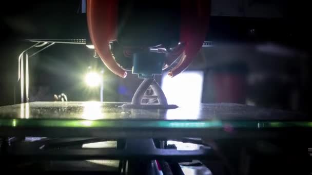 3D printer werkt. De 3D-printer drukt de DNA-structuur af van wit abs plastic. Moderne technologieën in de geneeskunde en genetische manipulatie. 4K time lapse video. — Stockvideo