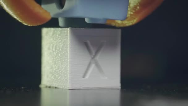 De 3D printer print een abstracte kubusvorm uit wit abs plastic. 3D-printerkop in actie. Een automatische driedimensionale 3D-printer voert kunststof uit. Blauwe wijting. — Stockvideo