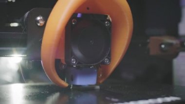 3D yazıcı beyaz karın kaslarından soyut bir kübik figür basıyor. 3D baskı makinesinin iğnesi plastiğe uygulanır. Otomatik üç boyutlu 3D yazıcı plastik gerçekleştirir